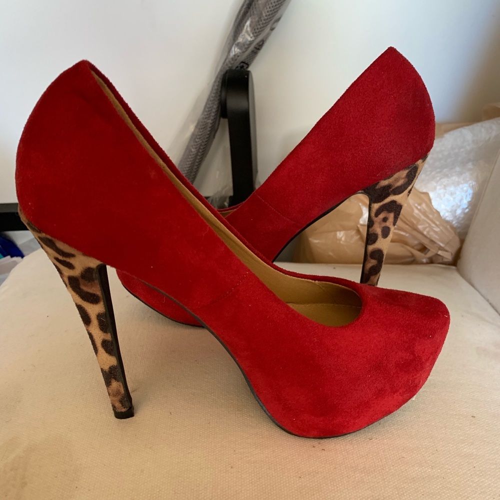 Red suede pumps with cheetah print